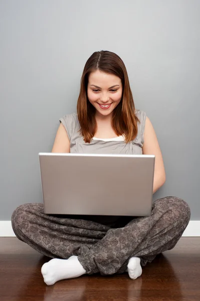 Szép, mosolygós nő laptop — Stock Fotó