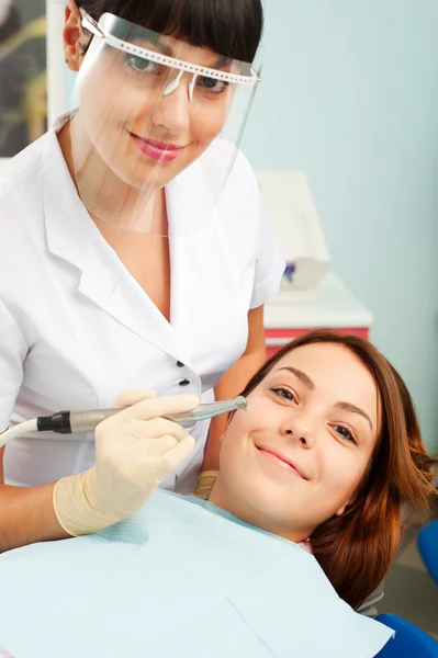 Улыбающийся дантист и пациент — стоковое фото