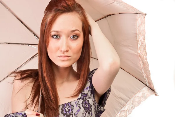 Rapariga ruiva wihh guarda-chuva rosa — Fotografia de Stock