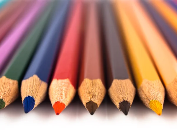 Creioane Colorate Într Rând Fundal Alb — Fotografie, imagine de stoc