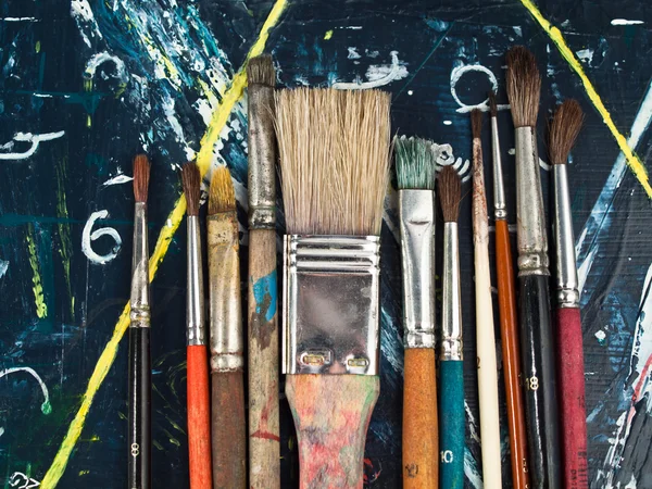 Mavi Sarı Paintig Sanat Zanaat Ekipman Üzerinde Yalan Boya Fırçaları — Stok fotoğraf