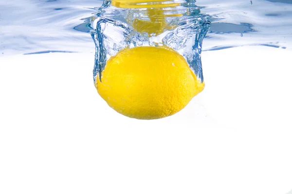 Lemon cayó al agua. Primer plano . —  Fotos de Stock