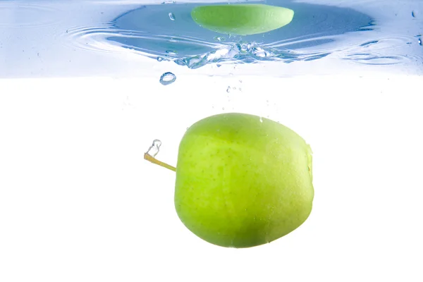A maçã caiu na água. Close-up — Fotografia de Stock