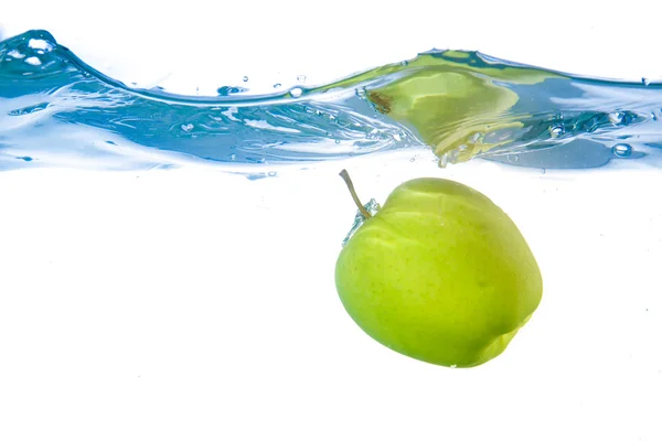 Apple cayó al agua. Primer plano — Foto de Stock