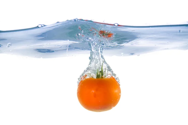 O tomate caiu na água. Close-up — Fotografia de Stock