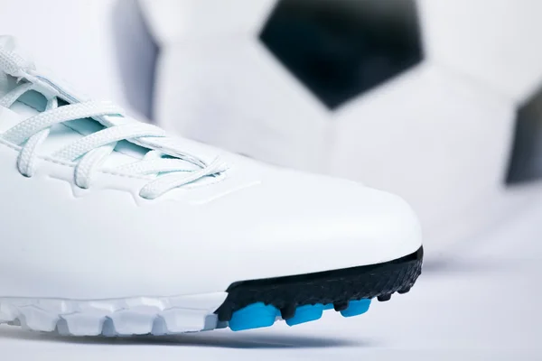 Zapatos deportivos y pelota de fútbol — Foto de Stock