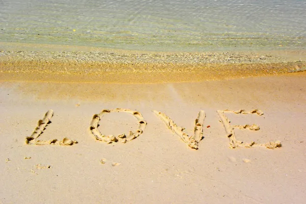 Liebe in den Sand geschrieben — Stockfoto