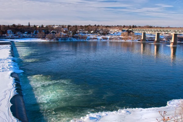 Wier sobre o rio no inverno — Fotografia de Stock
