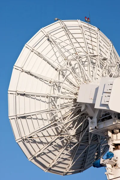 Telecomunicações prato por satélite — Fotografia de Stock