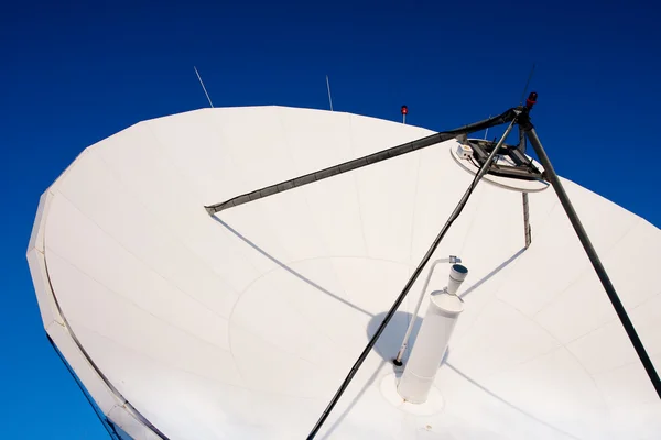 Телекомунікації супутникова антена — стокове фото