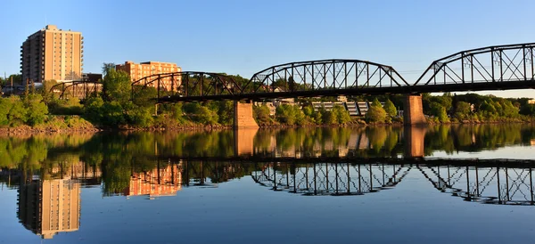 Sakin nehir köprüsü relecting — Stok fotoğraf
