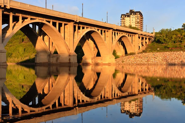 Most relecting v klidné řeky — Stock fotografie