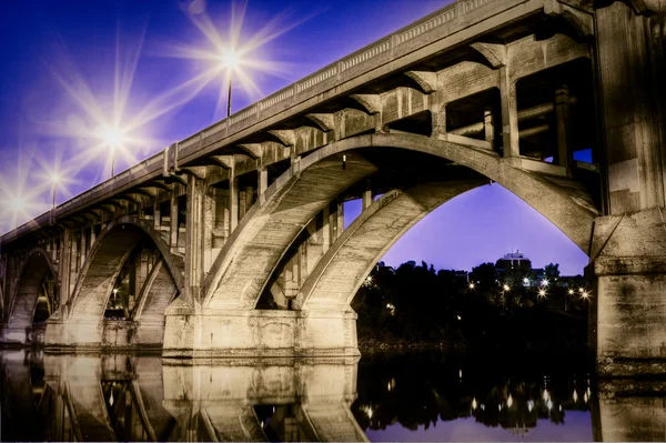 Brücke bei Nacht — Stockfoto