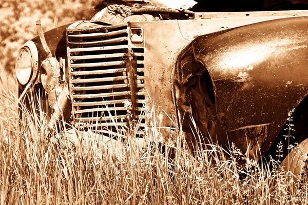 Старый красный фермерский грузовик — стоковое фото