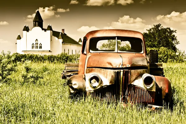 Старый красный фермерский грузовик — стоковое фото