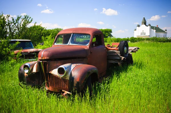 Eski çiftlik kırmızı kamyon — Stok fotoğraf