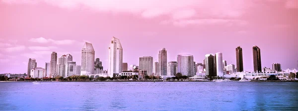 Небесная линия города Сан-Диего вдоль гавани — стоковое фото
