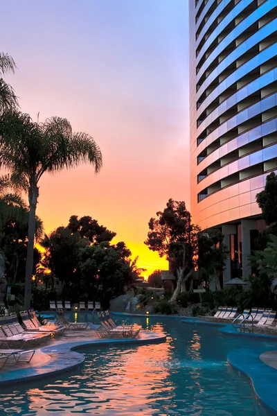 Pool och resort i solnedgången — Stockfoto