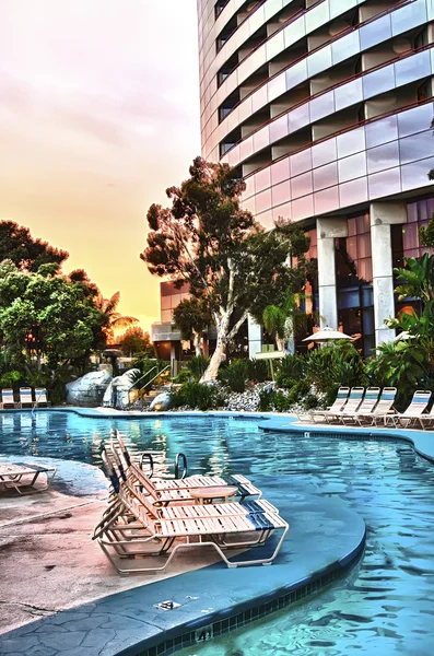 Pool und Resort bei Sonnenuntergang — Stockfoto
