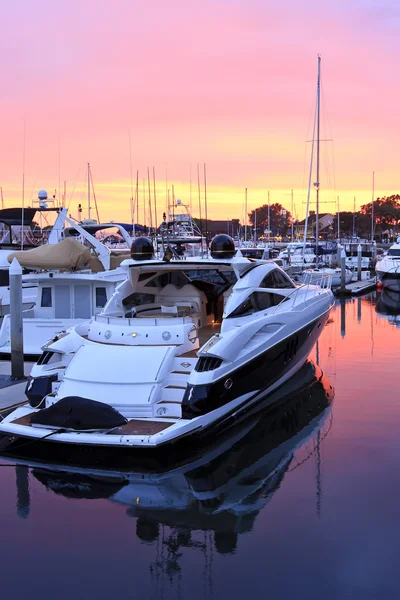 Båtar i hamnen vid solnedgången — Stockfoto