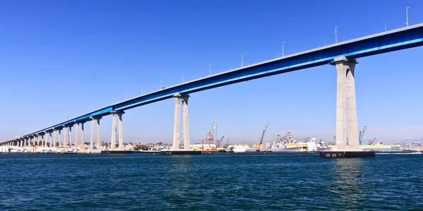 San diego - coronado bridge och navy fartyg — Stockfoto