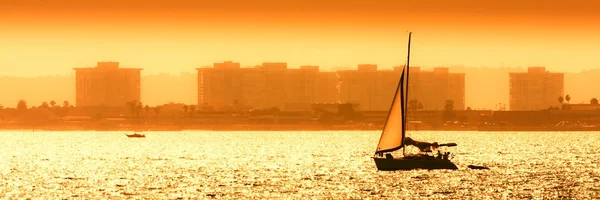 Segelbåt mot havet solnedgång — Stockfoto