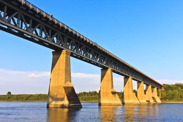 Puente de tren de hierro — Foto de Stock