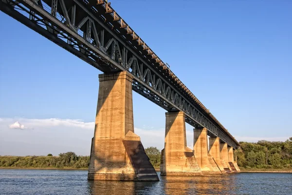 Железный железнодорожный мост — стоковое фото