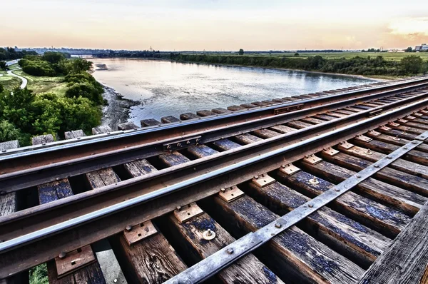 Puente de tren alto sobre el río abajo —  Fotos de Stock