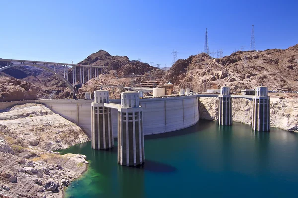 Hoover Dam e torri di aspirazione dell'acqua — Foto Stock