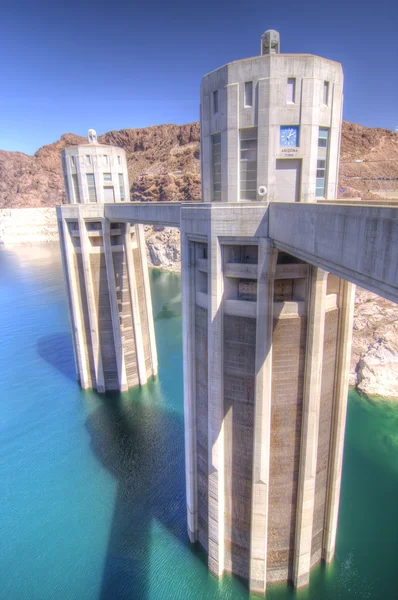 Hoover dam en water inname torens — Stockfoto