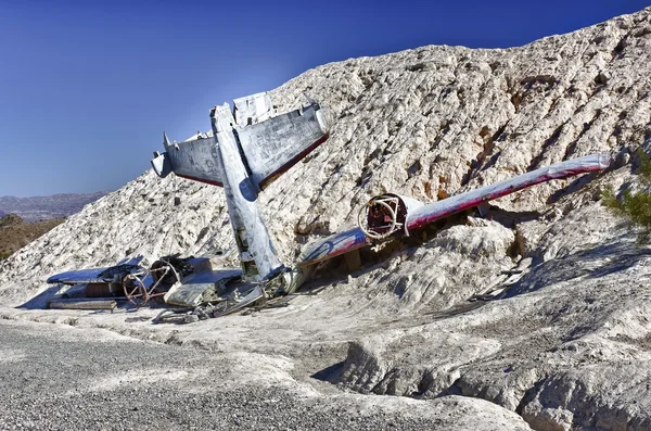 飞机坠毁在山边 — 图库照片