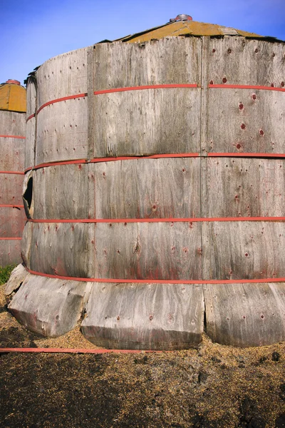 Дерев'яні резервуари для зберігання зерна — стокове фото