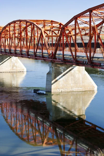 Κόκκινο γέφυρα του ποταμού ήρεμη — Φωτογραφία Αρχείου