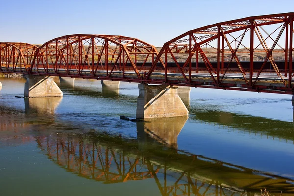 穏やかな川に架かる赤い橋 — ストック写真