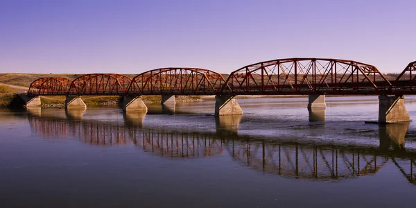 Rote Brücke über den ruhigen Fluss — Stockfoto