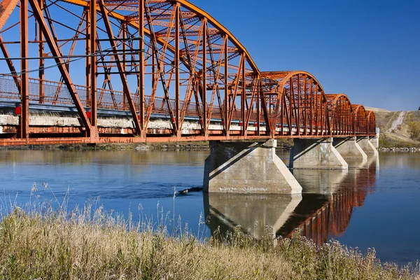 Röda bron över floden lugn — Stockfoto