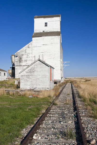 Старый зерновой лифт — стоковое фото