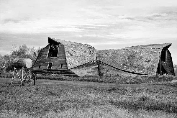 Stary stodoła spadł w dół — Zdjęcie stockowe