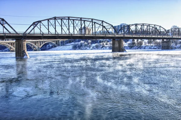 Brug over de rivier de ijzige — Stockfoto