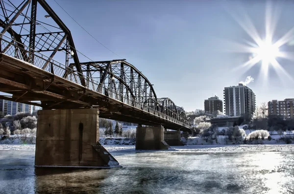 Brücke über den vereisten Fluss — Stockfoto