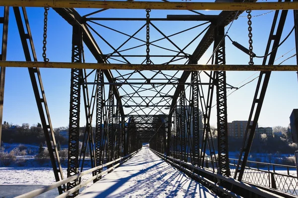 氷の川に架かる橋します。 — ストック写真