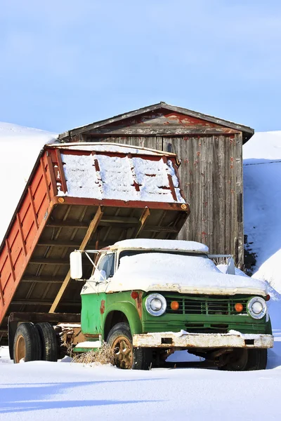 Oude boerderij vrachtwagen in de winter — Stockfoto