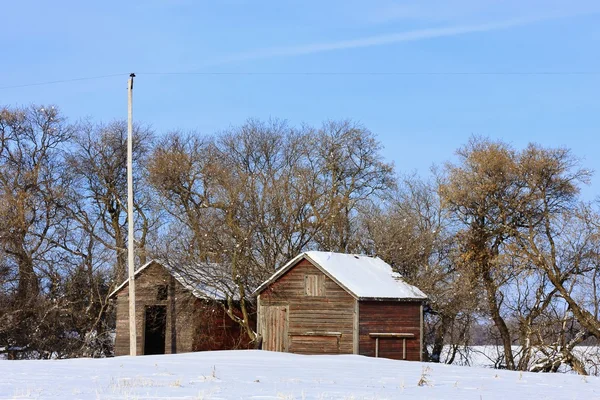Antiguos edificios de granja en invierno — Foto de Stock