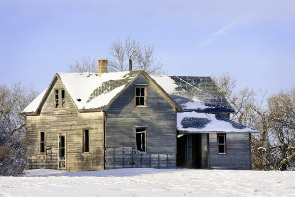 Kış aylarında eski çiftlik evi — Stok fotoğraf