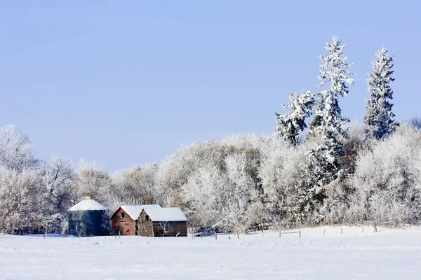 旧的农舍在冬季 — 图库照片