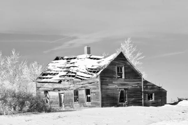 Casa velha fazenda no inverno — Fotografia de Stock