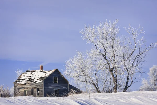 Stary dom gospodarstwo w zimie — Zdjęcie stockowe