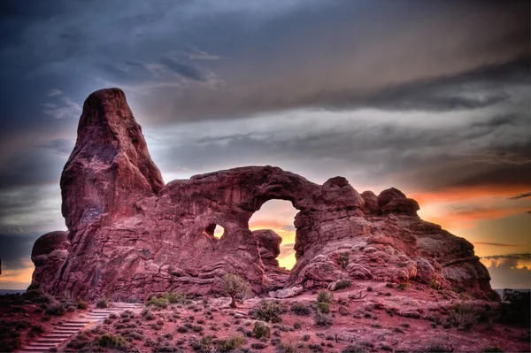 Arco da Torre ao pôr do sol, visto no Parque Nacional dos Arcos, Utah — Fotografia de Stock