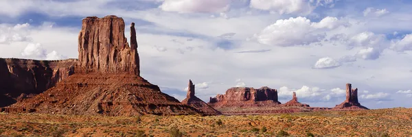 Zandsteen buttes, mesas en torens in monument valley — Stockfoto